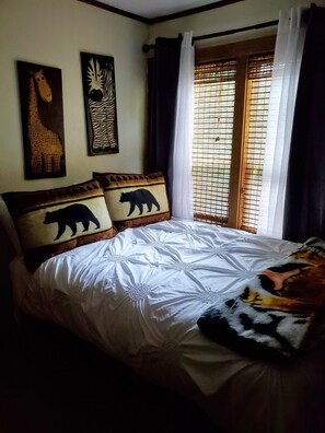 4 quartos, ferros/tábuas de passar roupa, berço de viagem