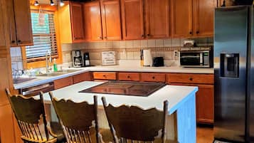 Geladeira, micro-ondas, fogão, cooktop