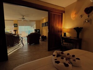 Een hotelkamer met een bed, een bureau, een stoel, een televisie en uitzicht.