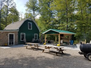 Outdoor dining - Petoskey - Enjoy the great outdoors from the Cozy and peaceful cabin! (Petoskey)