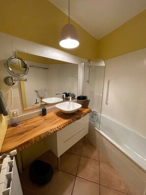 Combined shower/bathtub, hair dryer, bathrobes, towels - Live like King Louis XIV in historic city centre (Pézenas)