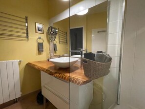 Combined shower/tub, hair dryer, bathrobes, towels