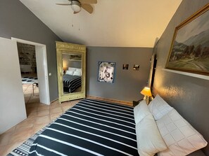 1 slaapkamer, een strijkplank/strijkijzer, gratis wifi, beddengoed