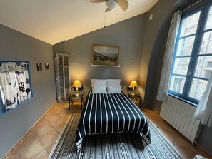 1 chambre, fer et planche à repasser, Wi-Fi gratuit, draps fournis