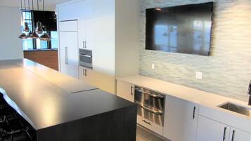 Coffee/tea maker, fridge, microwave, oven