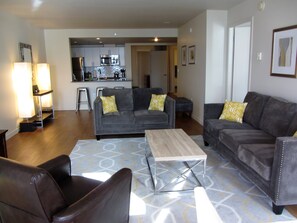 Een televisie en een stereo