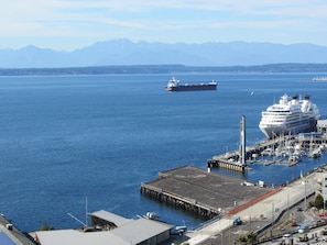 Looking northwest from NE 1601 (cruise ship to Alaska in port)