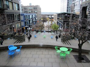 Outdoor dining - Amazing Location by Pike Pl Market ~ Water Views ~ HUGE, Sleeps 8, 6 adults max (Seattle)