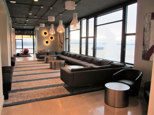 Amazing Location by Pike Pl Market ~ Water Views ~ HUGE, Sleeps 8, 6 adults max