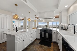 Kühlschrank, Mikrowelle, Herdplatte, Geschirrspüler