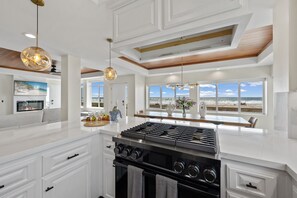 Jääkaappi, mikroaaltouuni, liesi, astianpesukone