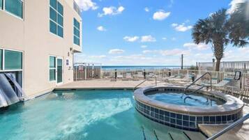 Alberca techada y alberca climatizada