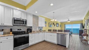 Refrigerador, microondas, horno y parrilla de estufa