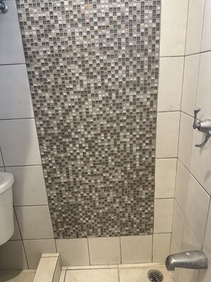 Duschwanne, Haartrockner, Handtücher, Toilettenpapier