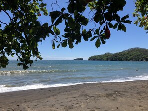 Na praia, espreguiçadeiras, toalhas de praia 