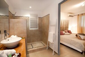 Dusche, Haartrockner, Handtücher, Seife