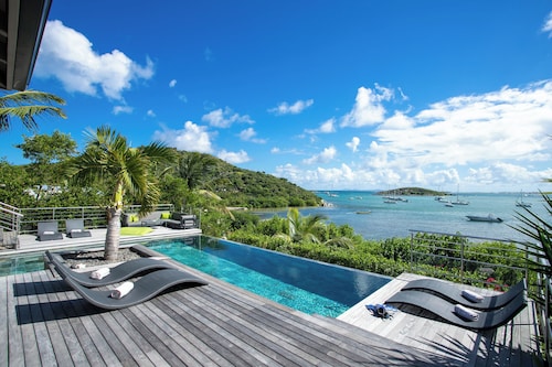 Luxury Waterfront Villa Pinel. Direct Ocean Views & Private Beach Access