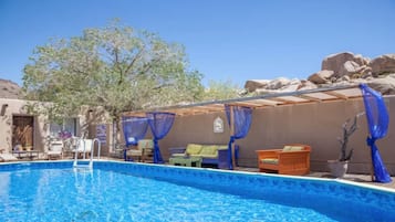 Utomhuspool och uppvärmd pool