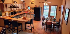 Frigorífic, microones, forn i placa de cuina 