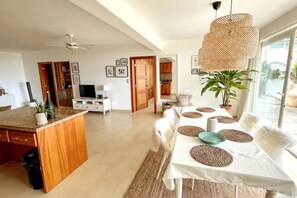 Family Apartment, 2 Bedrooms, Ocean View | Dining room