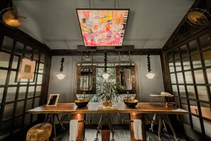 Gratis toalettartiklar, hårtork, tofflor och handdukar