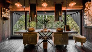 Une cuisine moderne dotée d’une grande fenêtre, de meubles en bois et de luminaires suspendus.