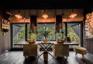 Zelt, 2 Schlafzimmer | Badezimmerausstattung | Kostenlose Toilettenartikel, Haartrockner, Hausschuhe, Handtücher