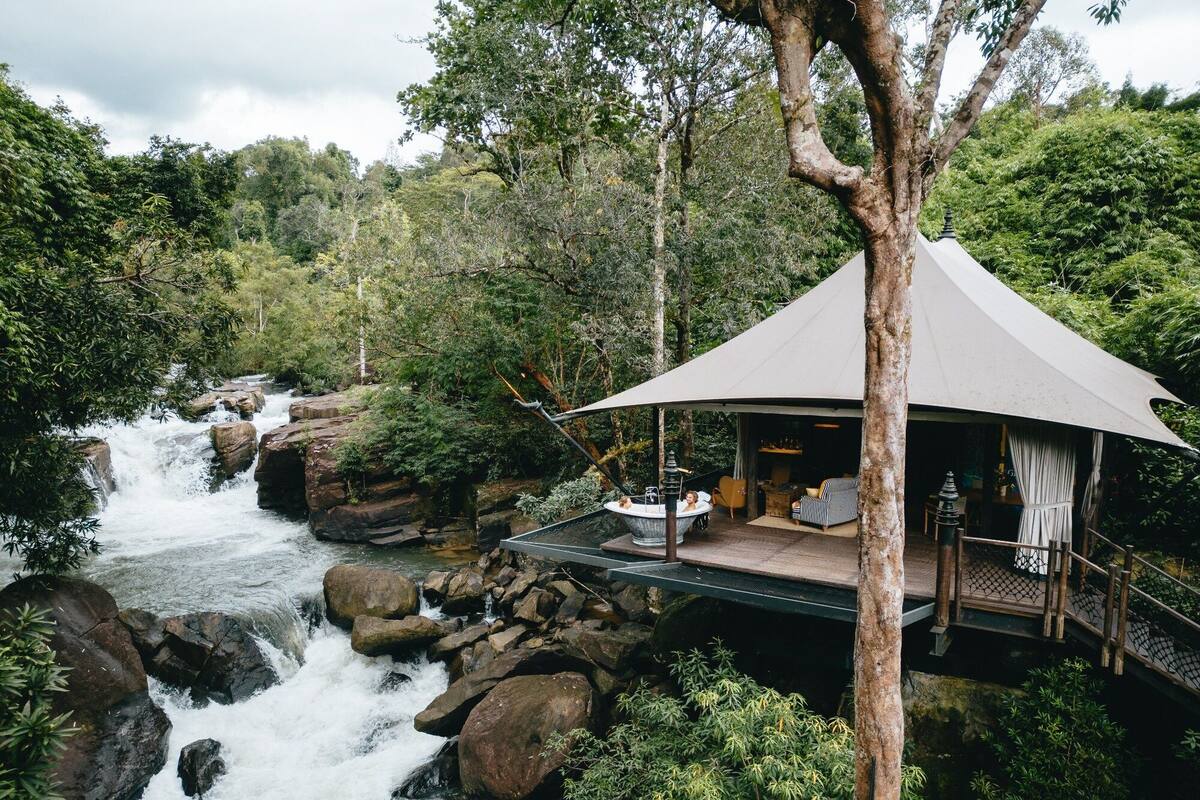 Waterfall Tent | ミニバー、セーフティボックス (室内)、デスク、ノートパソコン用作業スペース