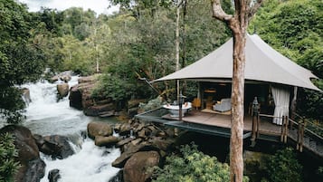 ميني بار وخزنة داخل الغرفة وبديكورات فريدة لكل غرفة وطراز فريد لكل وحدة