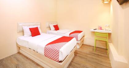 OYO 479 The Green Hotel