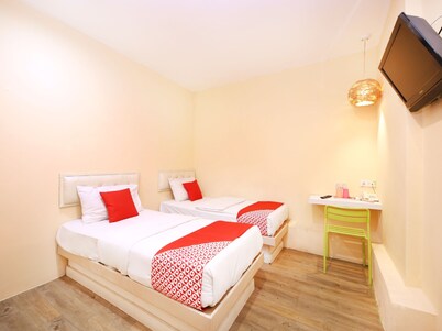 OYO 479 The Green Hotel