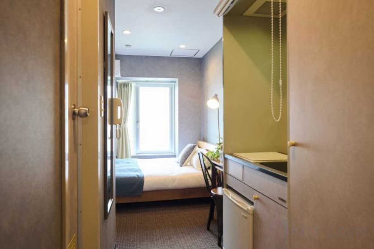 Blackout drapes, WiFi (free), bed sheets