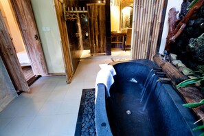 Family Room (Joglo Jepun) | Deep soaking bathtub - Umah Tis Sebatu (Tegallalang)