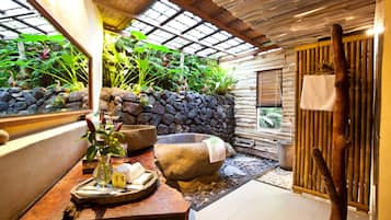 Kamar Keluarga, Bebas Asap Rokok (Joglo) | Kamar mandi | Bathtub dan shower terpisah dan bathtub besar