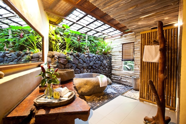 家庭客房, 非吸煙房 (Joglo) | 浴室 | 獨立浴缸和淋浴設備、全浸式浴缸、免費盥洗用品、拖鞋