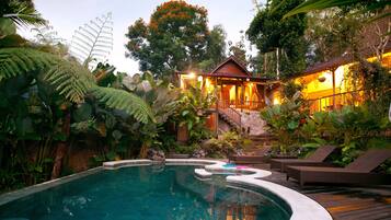 Kolam renang outdoor