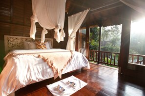 Chambre double | Bureau, système d’insonorisation, fer et planche à repasser