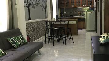 Rumah Comfort, 2 kamar tidur, area taman | Area keluarga | Televisi 32-inci dengan saluran TV kabel dan Netflix