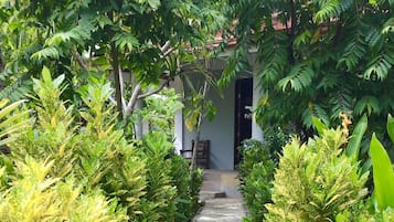 Bungalow Keluarga, 2 Tempat Tidur Queen, pemandangan halaman, tepi pantai | Pemandangan dari kamar