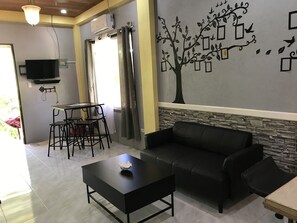 舒適獨棟房屋, 2 間臥室, 花園 | 客廳 | 32-吋電視、有線頻道、Netflix