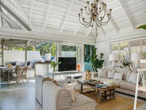 Panoramic House, 4 Bedrooms, Ocean View, Beachfront | Ruang tamu | TV skrin rata 