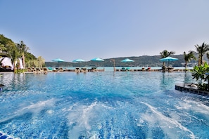 Outdoor pool, free pool cabanas, pool umbrellas - Phi Phi CoCo Beach Resort (Ko Phi Phi)