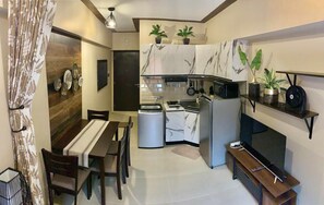 Condo exclusivo | Cocina privada | Refrigerador con congelador, microondas y parrilla de estufa 