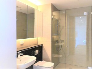 Shower, perlengkapan mandi gratis, pengering rambut, dan handuk