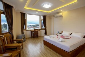 华丽客房 | 迷你吧、办公桌、折叠床/加床（额外收费）、免费 WiFi