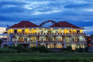 Fassade der Unterkunft – Abend/Nacht