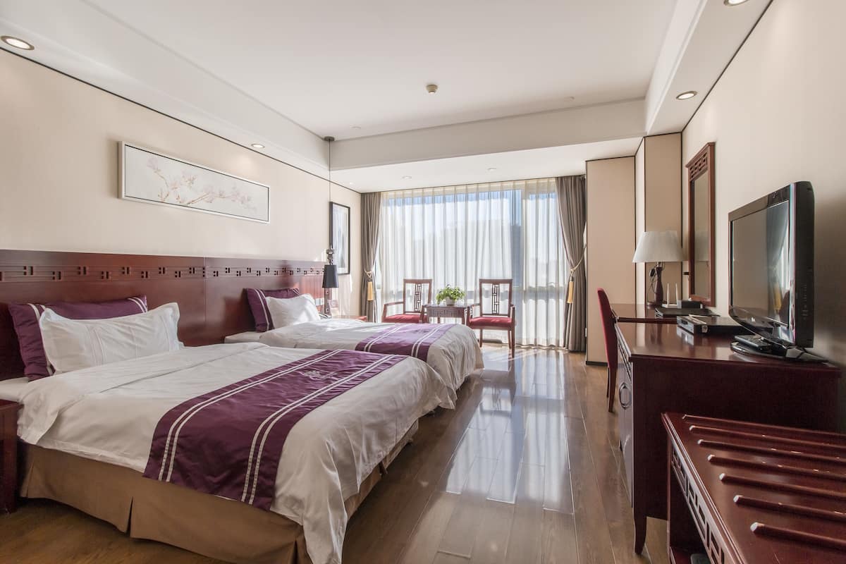 Deluxe Twin Room | In-room safe, desk, blackout drapes, iron/ironing board