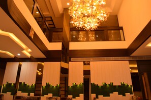 Habitación estándar, vistas a la montaña | Zona de estar del vestíbulo