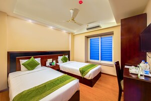 Standard-herbergi - reyklaust | Skrifborð, hljóðeinangrun, straujárn/strauborð