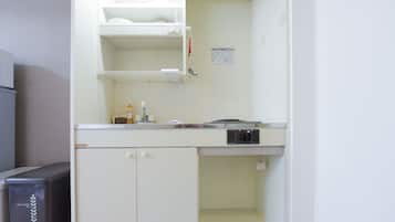 Standard Room 603 | Private kitchen | Fridge, microwave, stovetop, electric kettle